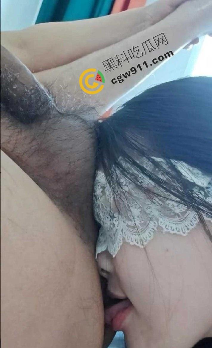 海角兄妹乱伦：房间偷操清纯表妹，书桌上玩弄着极品嫩穴，大屌粗暴入侵，最后口爆颜射，春光无限！  第5张