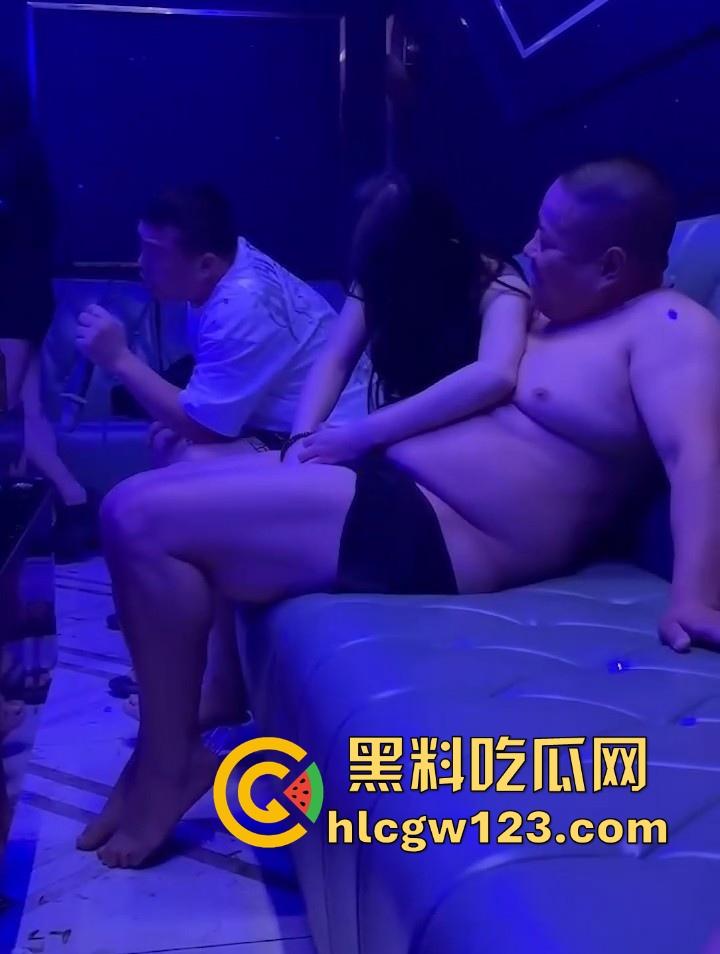 KTV包厢激情上演淫乱视频被曝光 小姐姐被胖子强按脑袋吃鸡吧 这玩得也太开了!  第1张