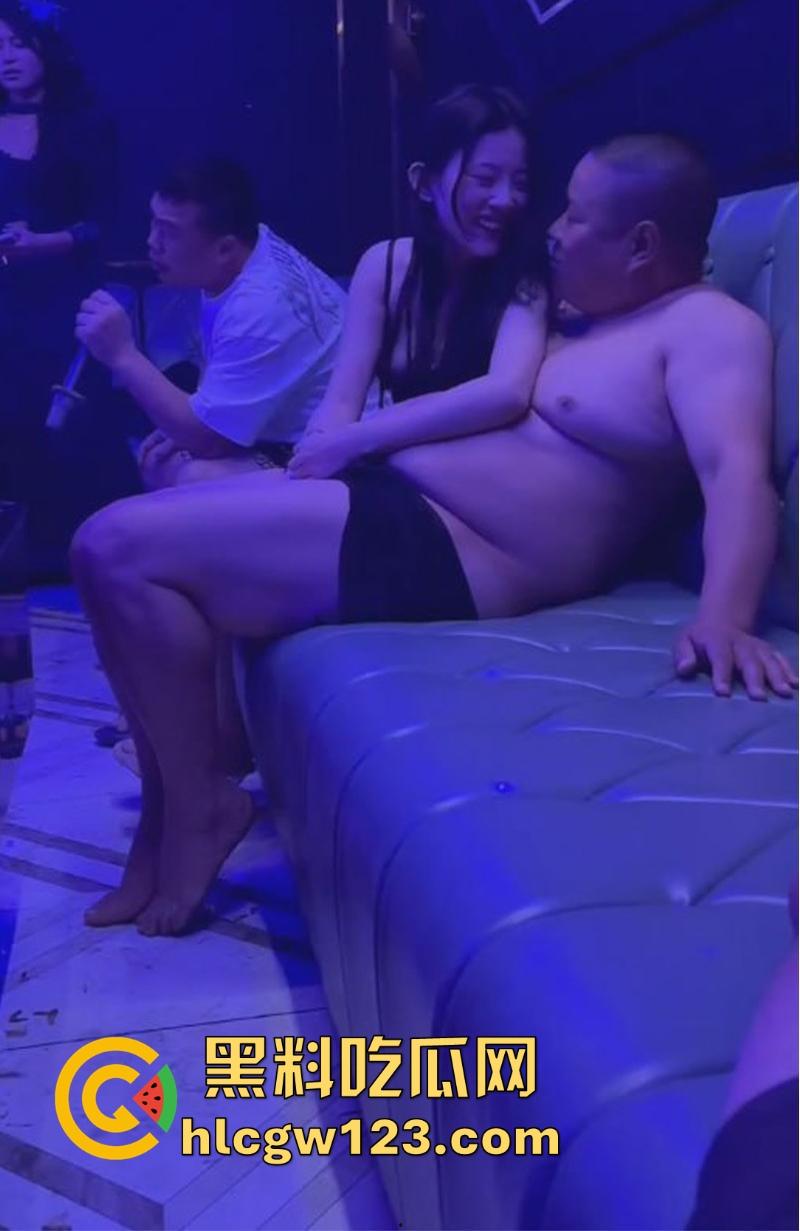 KTV包厢激情上演淫乱视频被曝光 小姐姐被胖子强按脑袋吃鸡吧 这玩得也太开了!  第6张