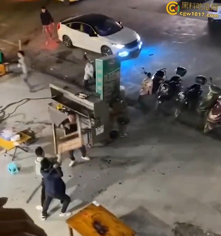 广东渔夫烧烤店发生乱斗火拼，一伙黑衣人手持砍刀见人就砍，烧烤店瞬间桌椅碎裂，楼上群众幸灾乐祸狂拍 ！  第3张