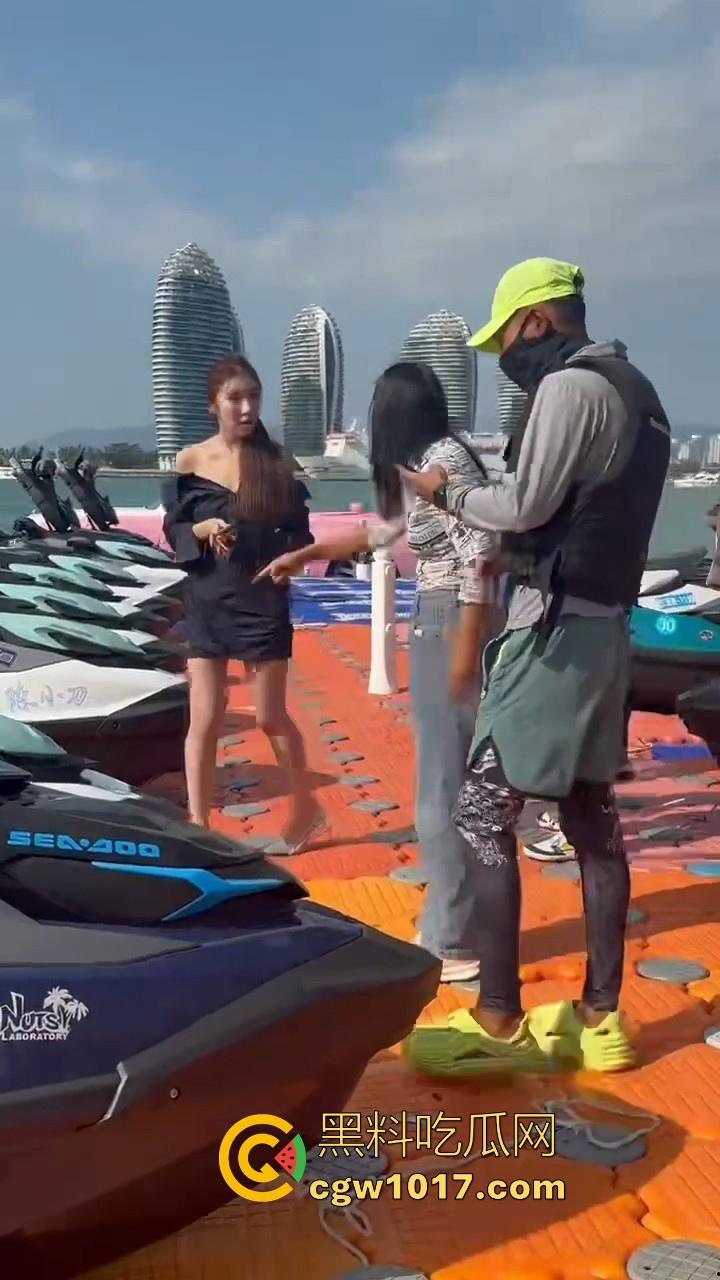 海南三亚钟情会所海边两大极品女现场撕逼，谁也不服谁直接开干，扯头发抓胸打起来丝毫不输男的，拦都拦不开！  第2张