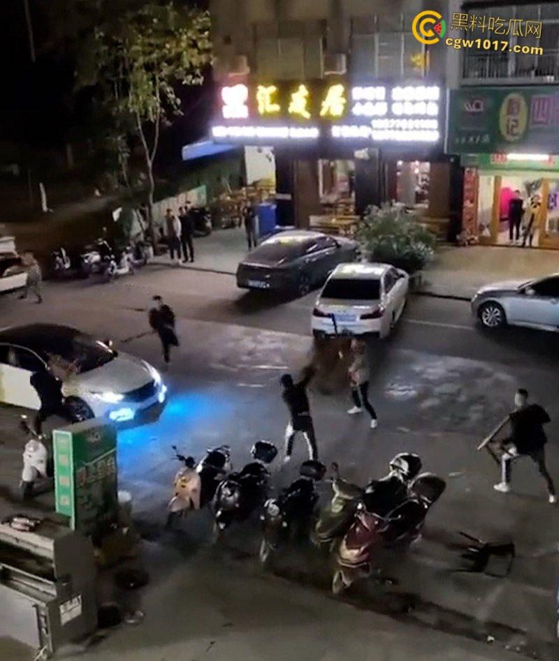 广东渔夫烧烤店发生乱斗火拼，一伙黑衣人手持砍刀见人就砍，烧烤店瞬间桌椅碎裂，楼上群众幸灾乐祸狂拍 ！  第6张