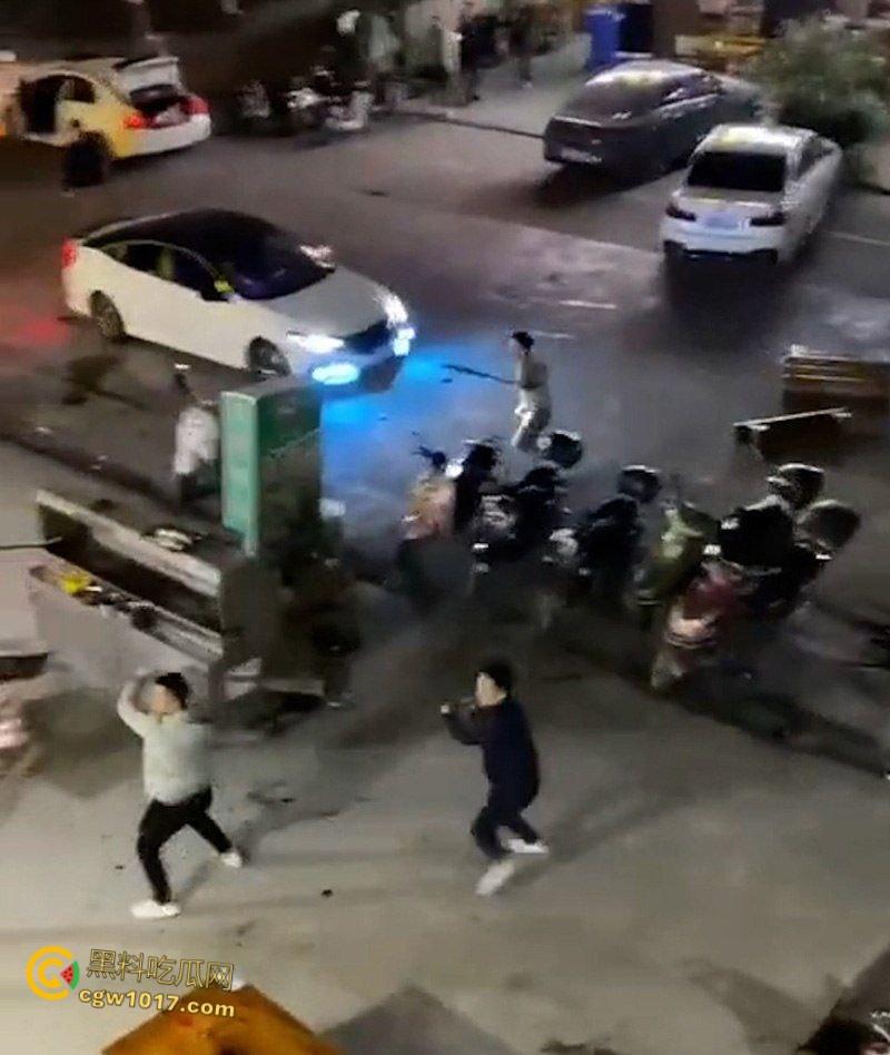 广东渔夫烧烤店发生乱斗火拼，一伙黑衣人手持砍刀见人就砍，烧烤店瞬间桌椅碎裂，楼上群众幸灾乐祸狂拍 ！  第7张