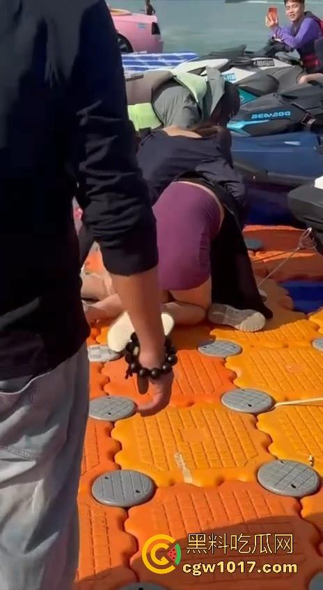 海南三亚钟情会所海边两大极品女现场撕逼，谁也不服谁直接开干，扯头发抓胸打起来丝毫不输男的，拦都拦不开！  第4张