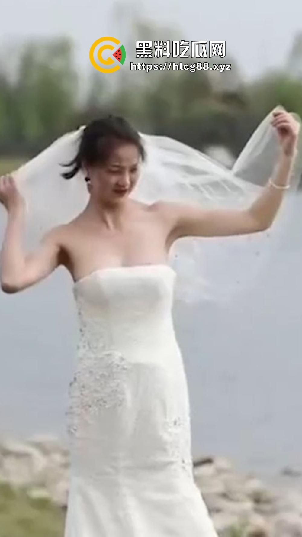 摄影师操眼新娘婚纱外拍，红樱桃奶子甩光，摆骚姿嫩逼勾魂，新娘还在那深情摆POSE毫不知自己走光！  第1张