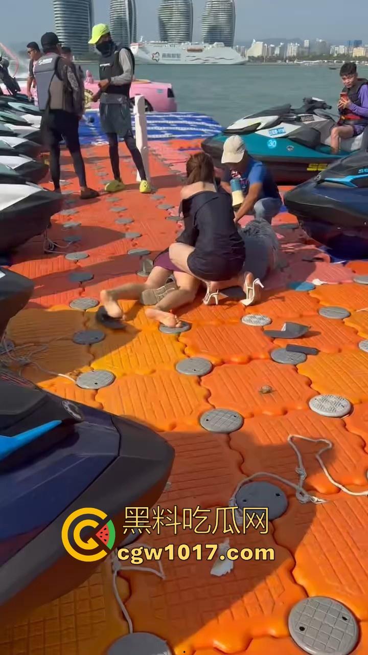 海南三亚钟情会所海边两大极品女现场撕逼，谁也不服谁直接开干，扯头发抓胸打起来丝毫不输男的，拦都拦不开！  第6张