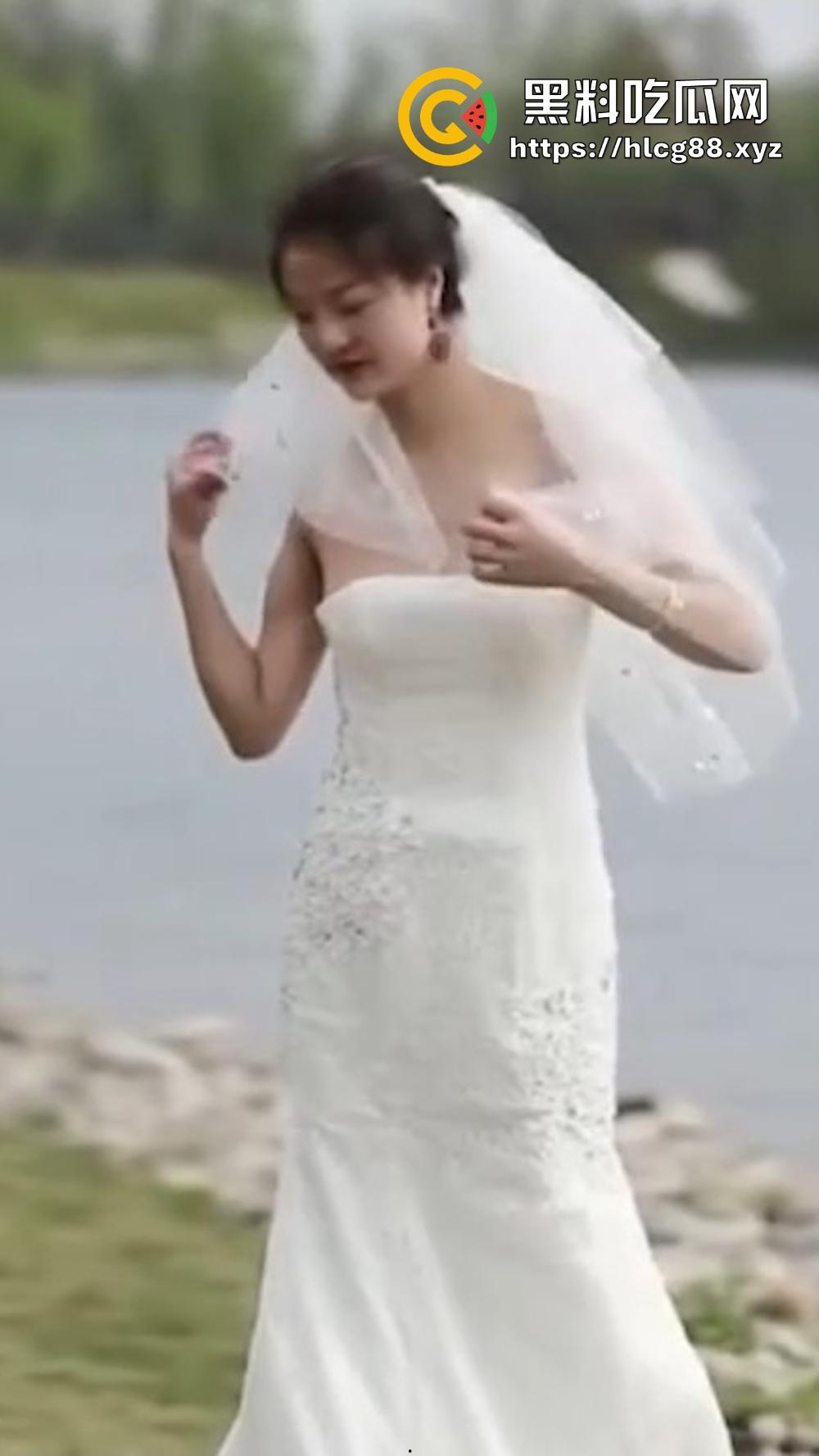 摄影师操眼新娘婚纱外拍，红樱桃奶子甩光，摆骚姿嫩逼勾魂，新娘还在那深情摆POSE毫不知自己走光！  第3张