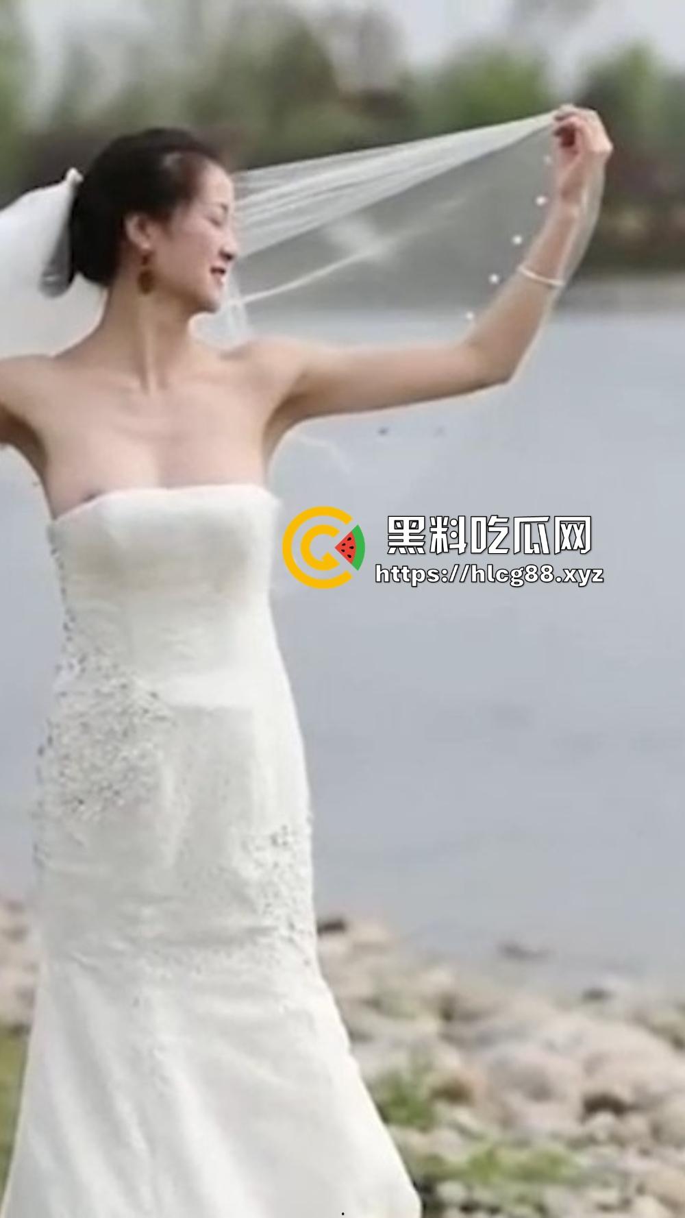 摄影师操眼新娘婚纱外拍，红樱桃奶子甩光，摆骚姿嫩逼勾魂，新娘还在那深情摆POSE毫不知自己走光！  第4张