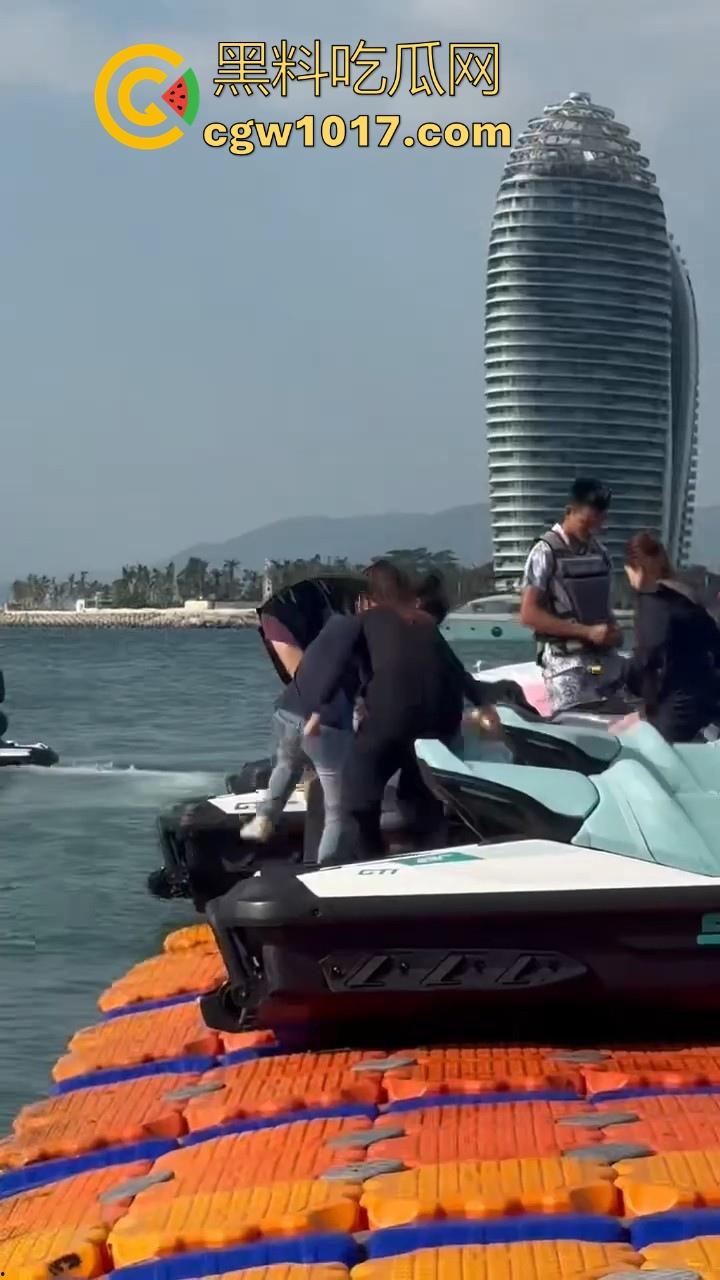 海南三亚钟情会所海边两大极品女现场撕逼，谁也不服谁直接开干，扯头发抓胸打起来丝毫不输男的，拦都拦不开！  第8张