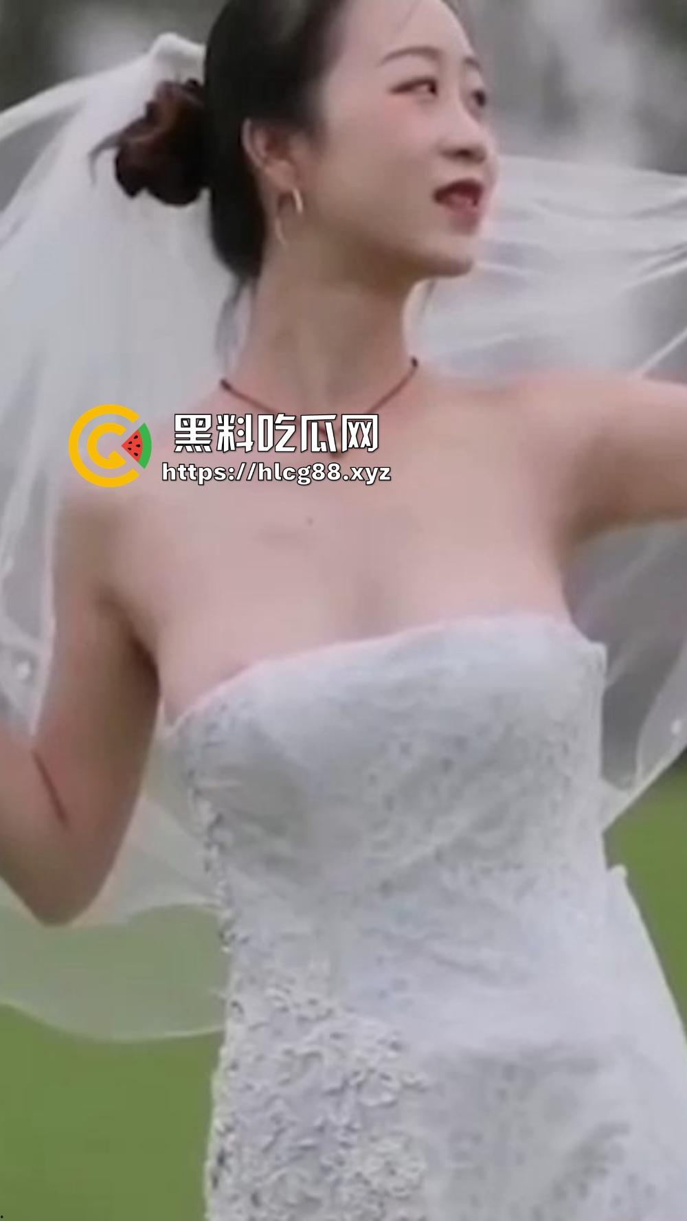 摄影师操眼新娘婚纱外拍，红樱桃奶子甩光，摆骚姿嫩逼勾魂，新娘还在那深情摆POSE毫不知自己走光！  第5张