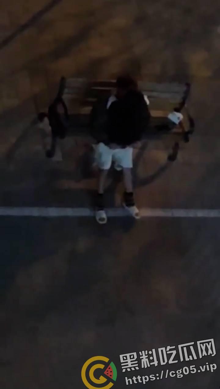 是兄弟就来一起打野战！山西某校园内好兄弟组团路边长椅打野战  第2张