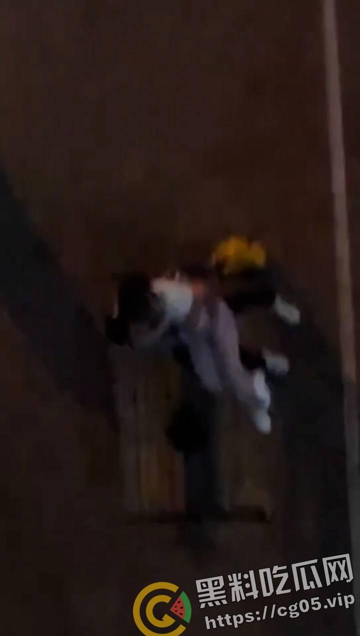 是兄弟就来一起打野战！山西某校园内好兄弟组团路边长椅打野战  第3张