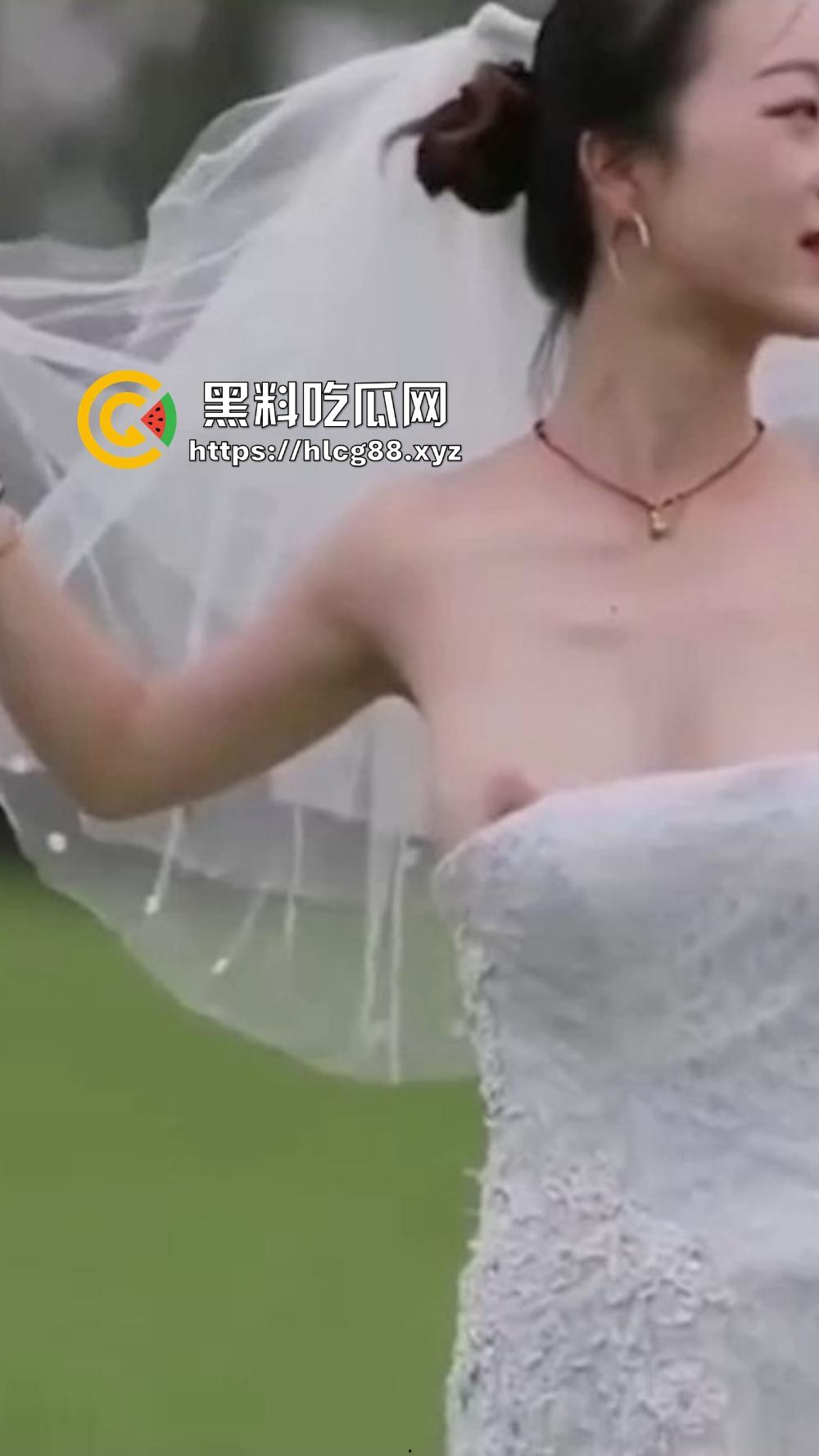 摄影师操眼新娘婚纱外拍，红樱桃奶子甩光，摆骚姿嫩逼勾魂，新娘还在那深情摆POSE毫不知自己走光！  第9张