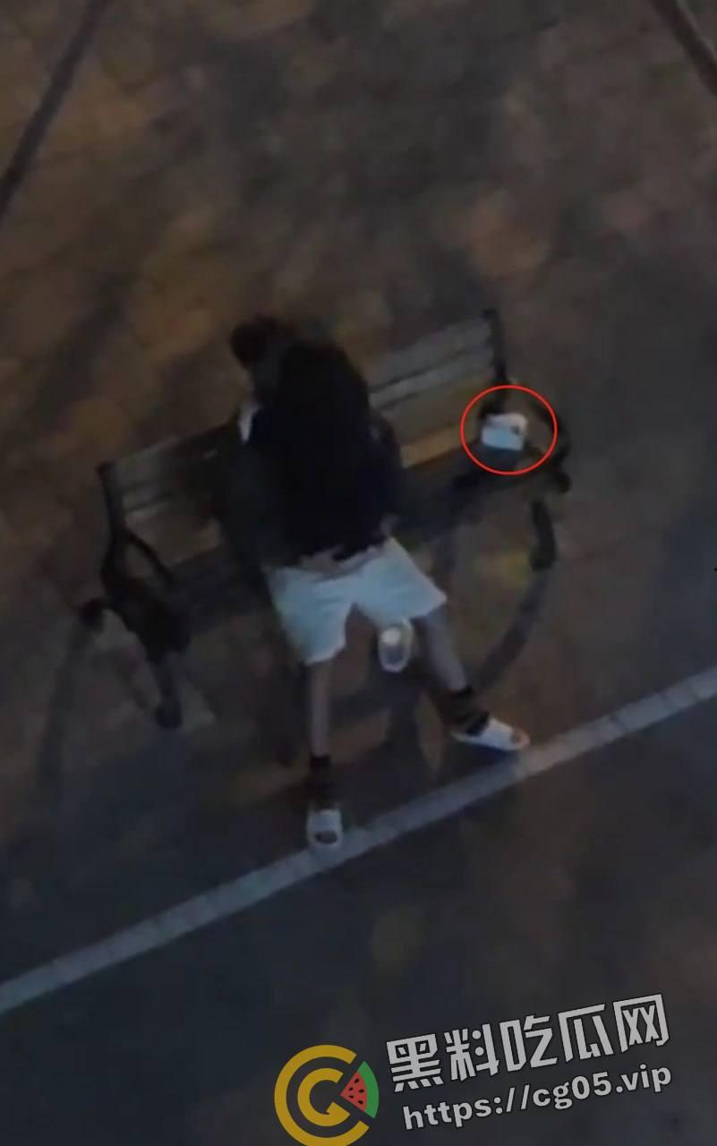 是兄弟就来一起打野战！山西某校园内好兄弟组团路边长椅打野战  第4张