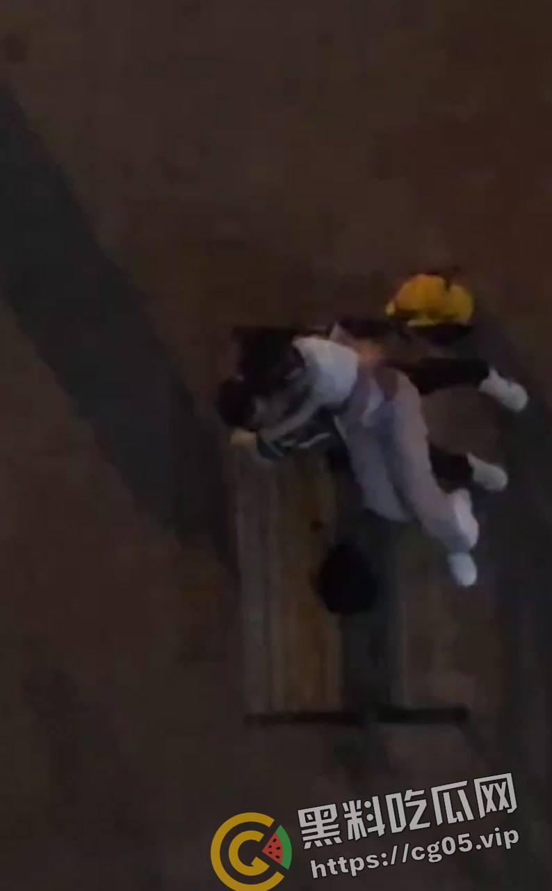 是兄弟就来一起打野战！山西某校园内好兄弟组团路边长椅打野战  第5张