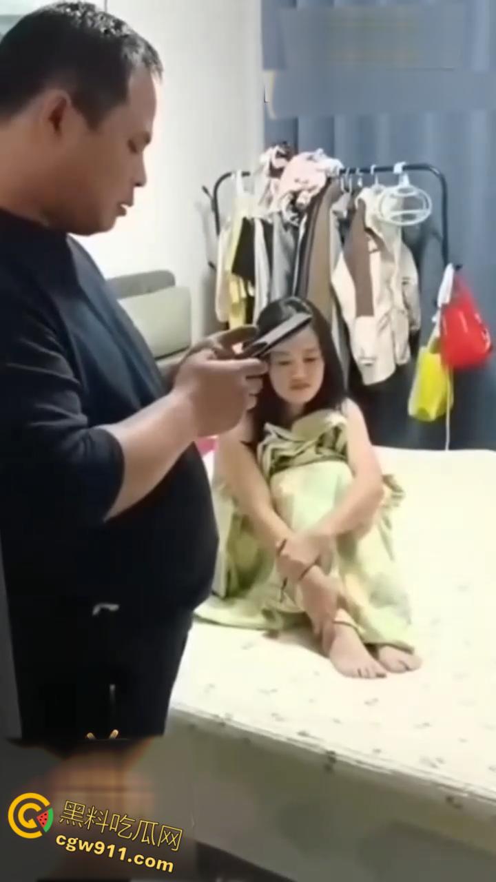 安平公园怡景城小区，当场撞见老公与小三赤身裸体纠缠，现场尴尬混乱不堪，带你直击超火爆的捉奸第一现场！  第2张