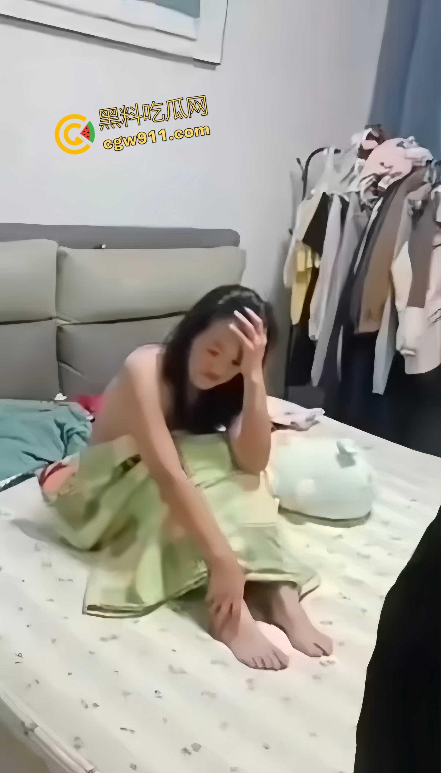 安平公园怡景城小区，当场撞见老公与小三赤身裸体纠缠，现场尴尬混乱不堪，带你直击超火爆的捉奸第一现场！  第4张