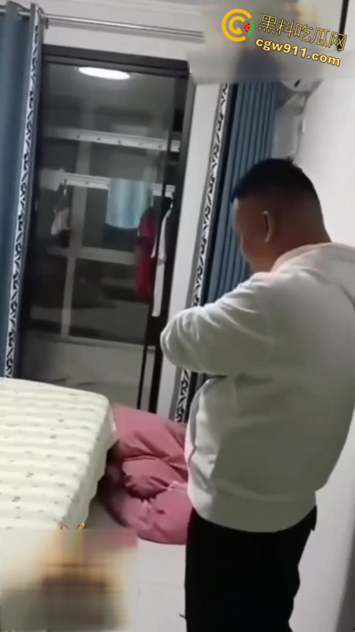 安平公园怡景城小区，当场撞见老公与小三赤身裸体纠缠，现场尴尬混乱不堪，带你直击超火爆的捉奸第一现场！  第7张