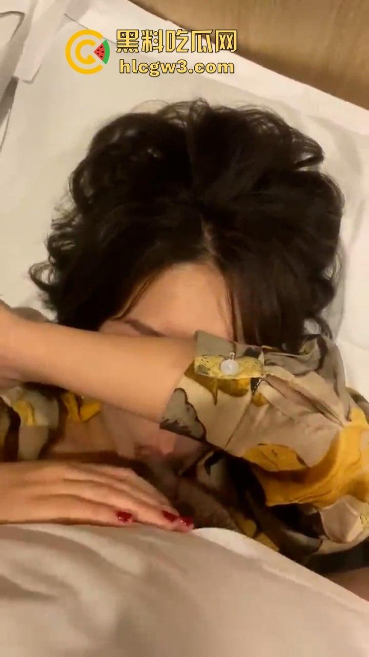 完美露脸！欲求不满的河南少妇【张雅轩】酒店偷情曾经白月光 各种姿势爆操大肥B！  第3张