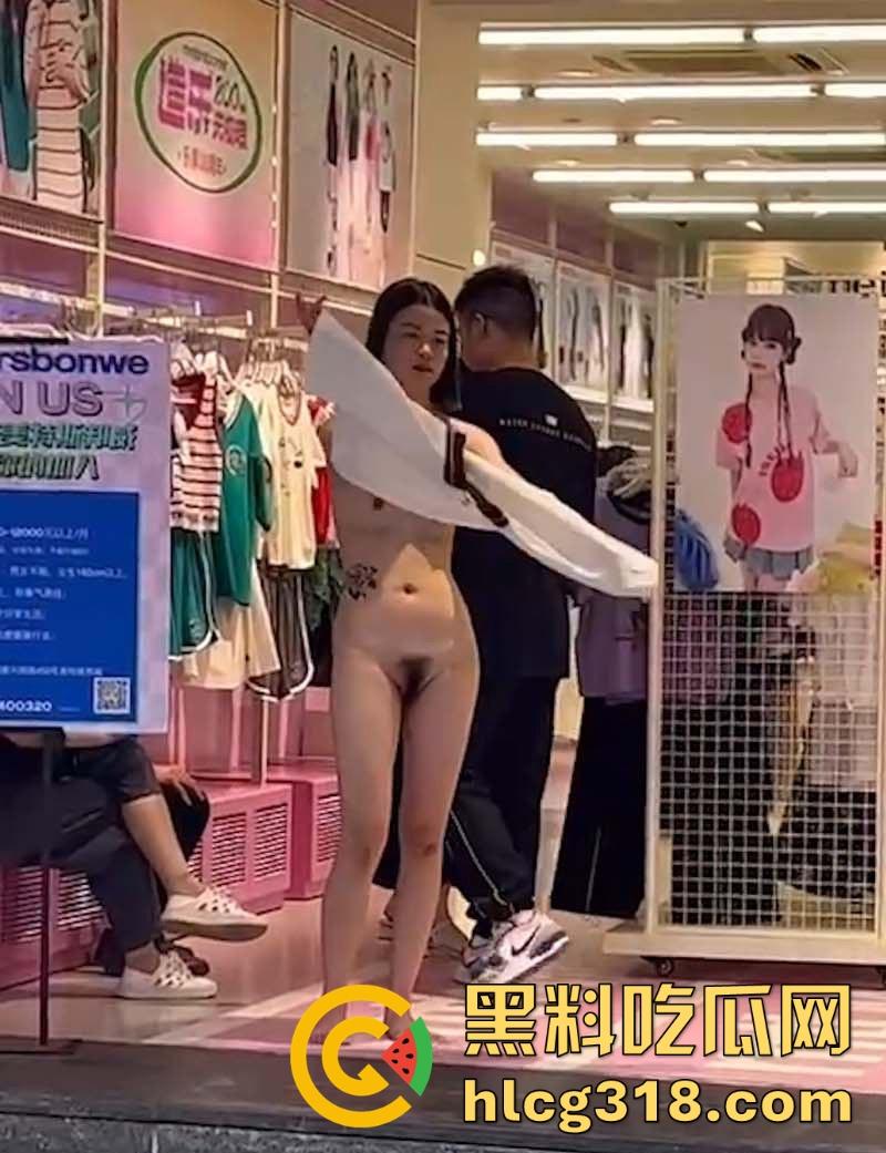 又是主人的任务吗？短发小妹全裸游街，毫无忌惮大庭广众下脱光衣服走秀，逼毛巨乳清晰可见！  第2张