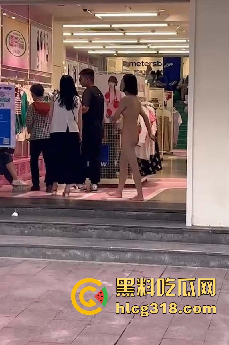又是主人的任务吗？短发小妹全裸游街，毫无忌惮大庭广众下脱光衣服走秀，逼毛巨乳清晰可见！  第3张
