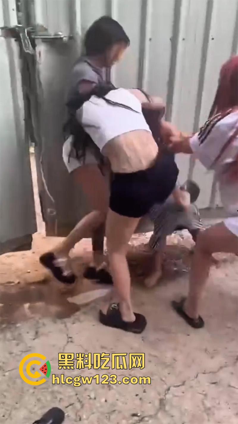 广西老表霸气护妹，精神小妹围殴闺蜜，同行小伙上前阻止不成，直接大打出手太爷们了！  第1张