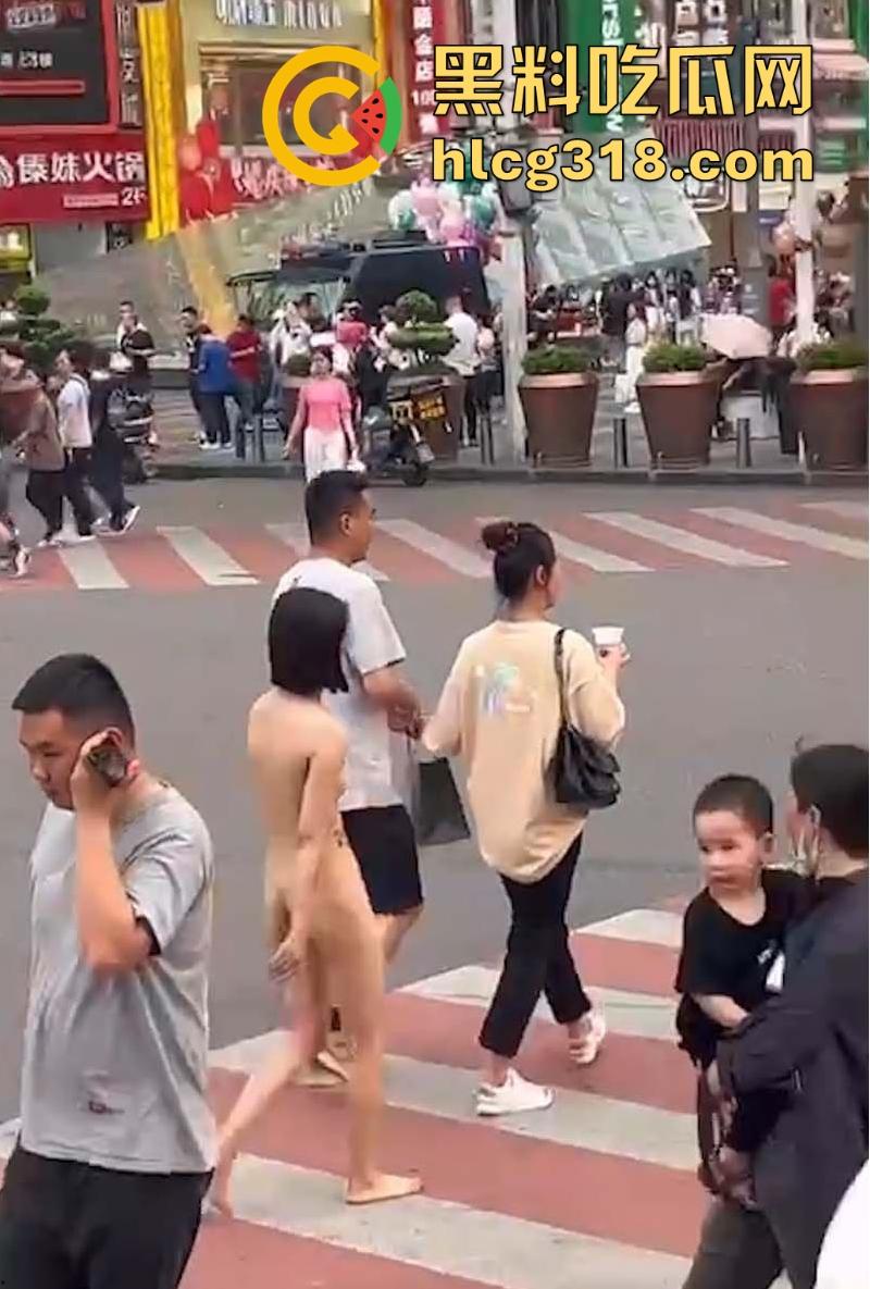 又是主人的任务吗？短发小妹全裸游街，毫无忌惮大庭广众下脱光衣服走秀，逼毛巨乳清晰可见！  第4张