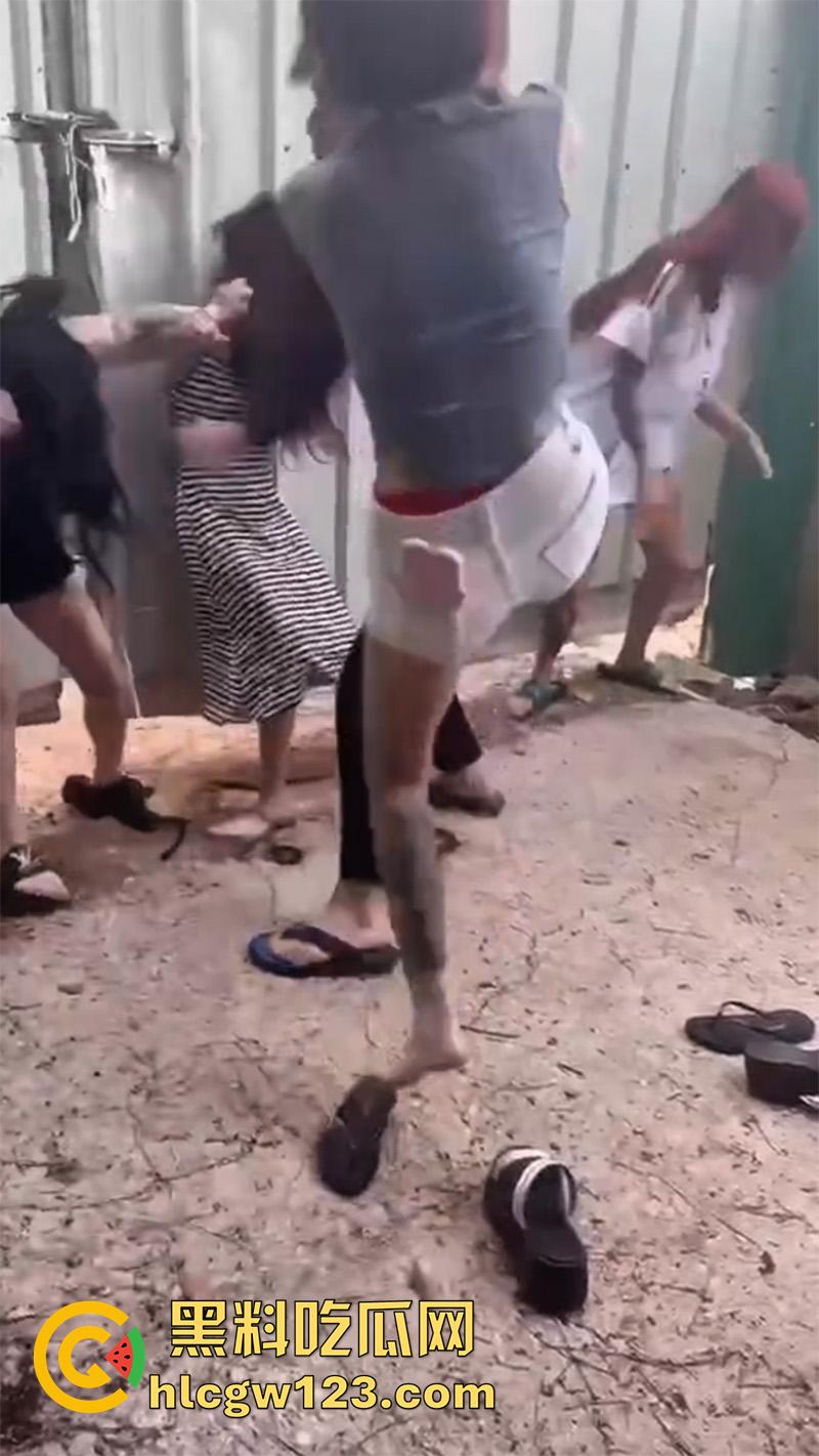 广西老表霸气护妹，精神小妹围殴闺蜜，同行小伙上前阻止不成，直接大打出手太爷们了！  第3张