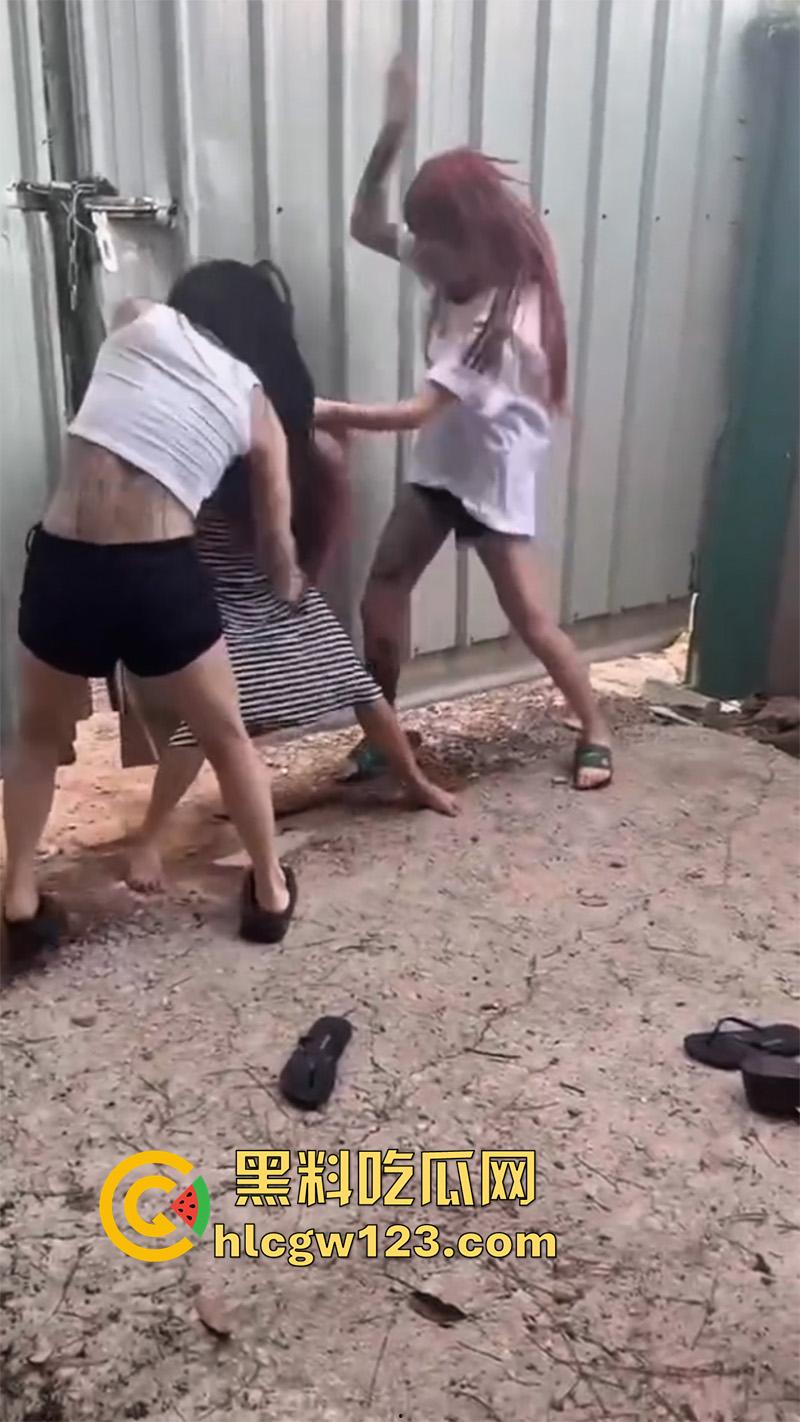 广西老表霸气护妹，精神小妹围殴闺蜜，同行小伙上前阻止不成，直接大打出手太爷们了！  第4张