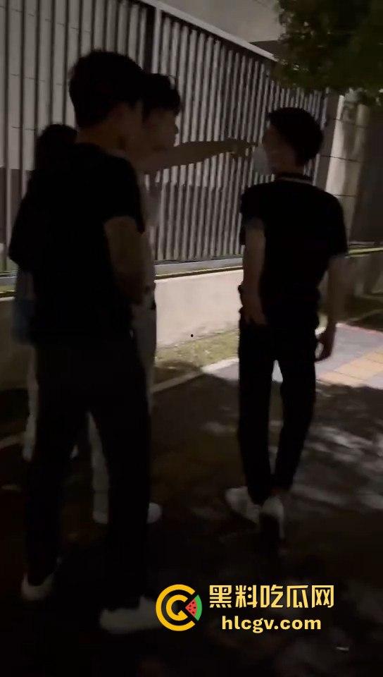 广西精神小妹霸凌两小仙女！暴露男友位置惹祸，小仙女被堵墙角皮带抽，场面真是狠得不行！  第1张