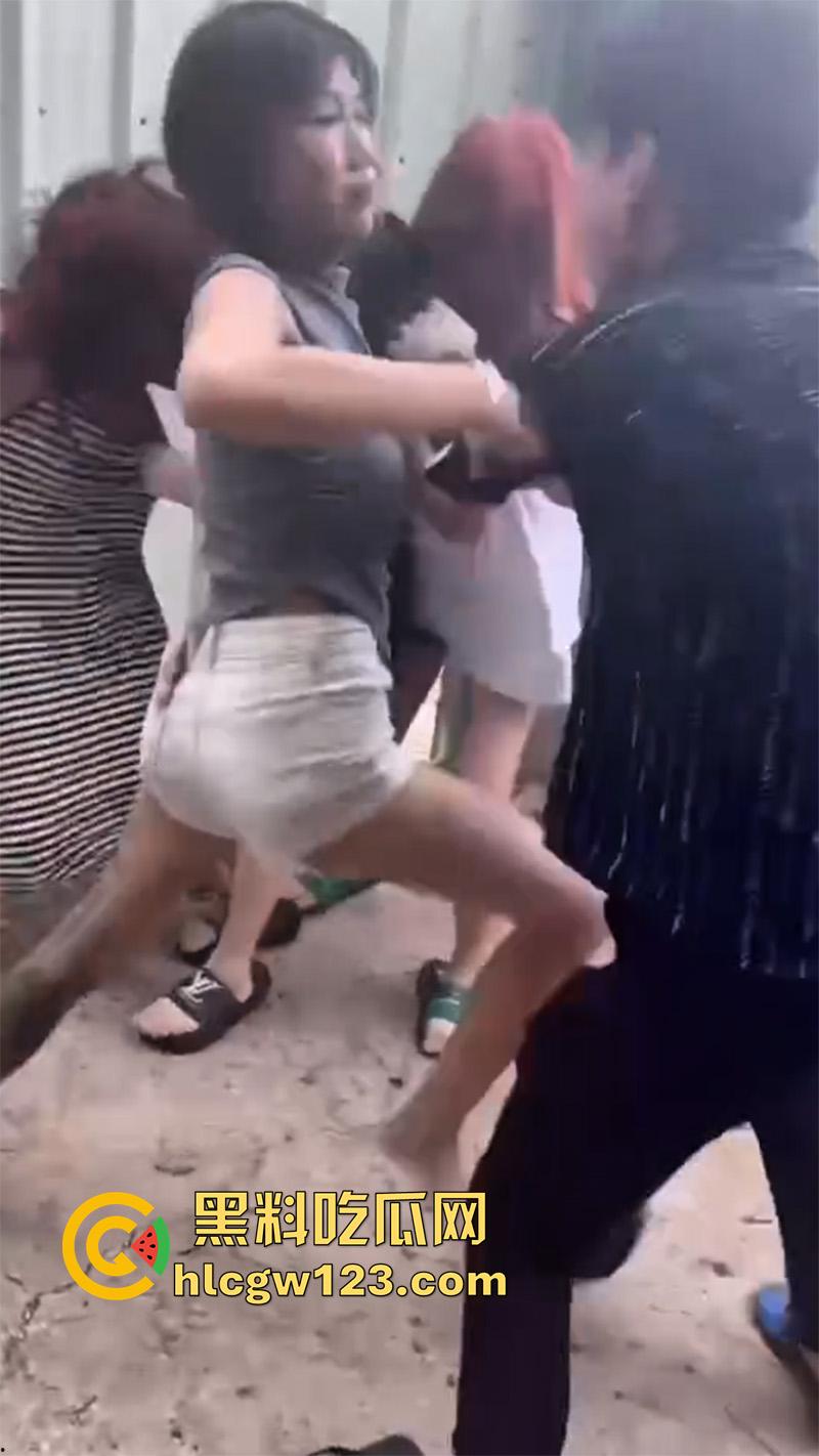 广西老表霸气护妹，精神小妹围殴闺蜜，同行小伙上前阻止不成，直接大打出手太爷们了！  第5张