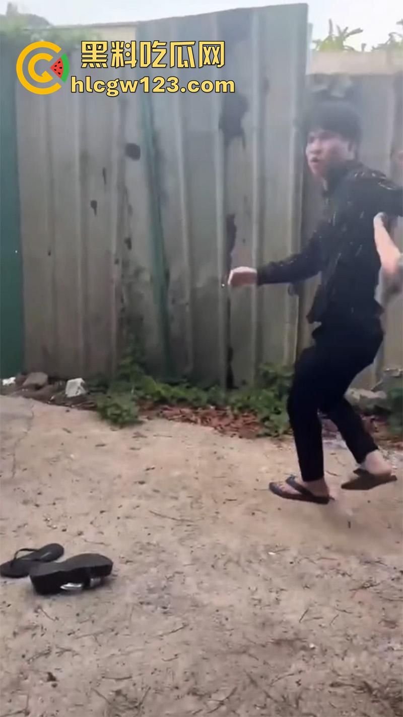 广西老表霸气护妹，精神小妹围殴闺蜜，同行小伙上前阻止不成，直接大打出手太爷们了！  第6张