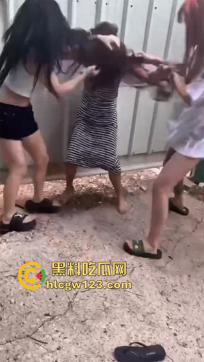 广西老表霸气护妹，精神小妹围殴闺蜜，同行小伙上前阻止不成，直接大打出手太爷们了！  第7张