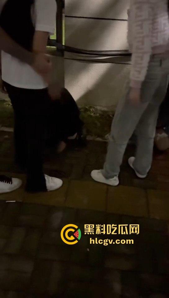 广西精神小妹霸凌两小仙女！暴露男友位置惹祸，小仙女被堵墙角皮带抽，场面真是狠得不行！  第3张