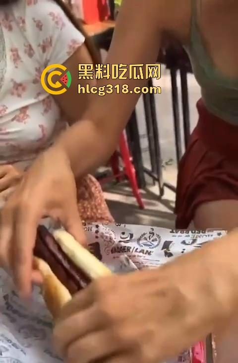 欧美美女热狗捅逼，狂插到底淫水沾满，你的热狗多沾海鲜酱料好了，给你你敢吃吗 ？  第6张