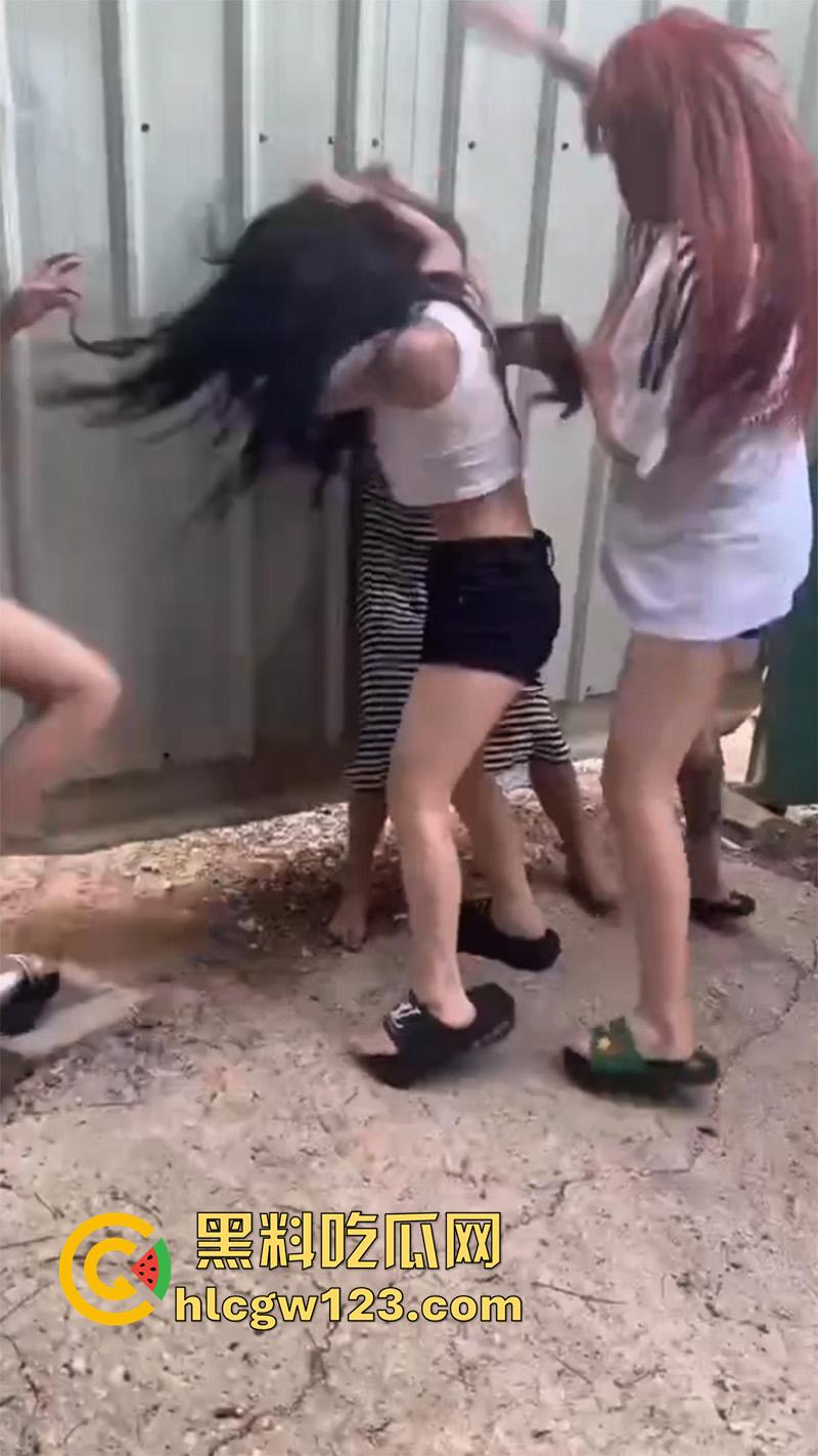 广西老表霸气护妹，精神小妹围殴闺蜜，同行小伙上前阻止不成，直接大打出手太爷们了！  第8张