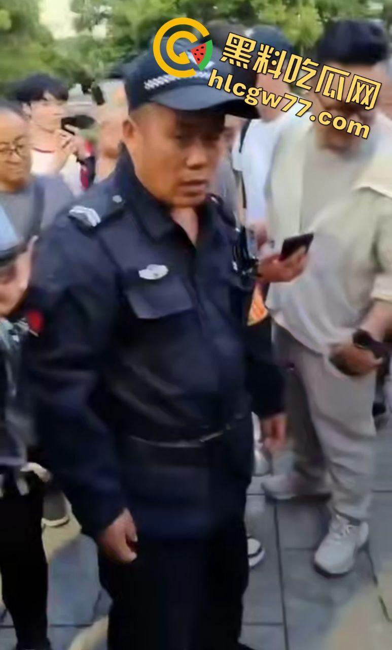 浙江宁波月湖公园惊爆变态大瓜，男子偷鱼用鱼嘴撸管，保安抓场逼放生！  第1张