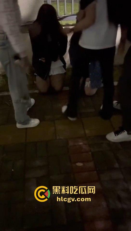 广西精神小妹霸凌两小仙女！暴露男友位置惹祸，小仙女被堵墙角皮带抽，场面真是狠得不行！  第10张