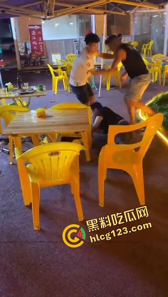 又菜又爱装！厦门夜市惨案：带妹口嗨被暴揍，健身男一脚踹飞小妹，烟头直接灭头上！  第1张