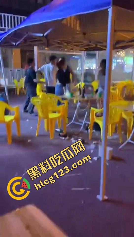 又菜又爱装！厦门夜市惨案：带妹口嗨被暴揍，健身男一脚踹飞小妹，烟头直接灭头上！  第2张