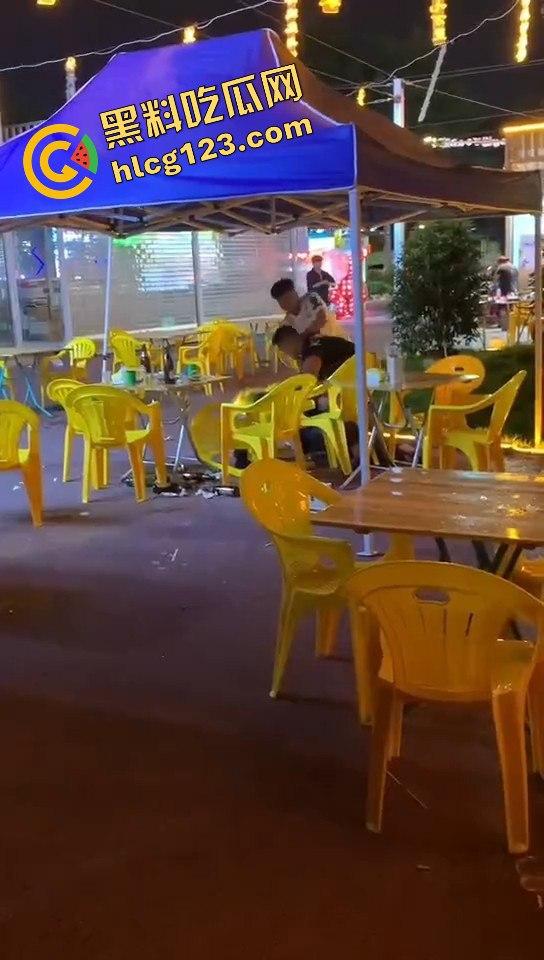 又菜又爱装！厦门夜市惨案：带妹口嗨被暴揍，健身男一脚踹飞小妹，烟头直接灭头上！  第3张