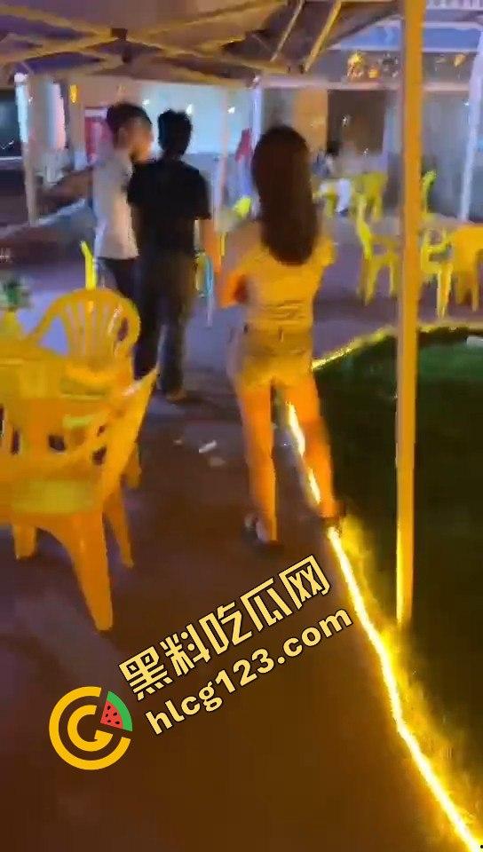又菜又爱装！厦门夜市惨案：带妹口嗨被暴揍，健身男一脚踹飞小妹，烟头直接灭头上！  第4张