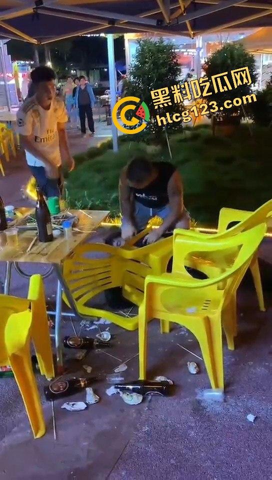 又菜又爱装！厦门夜市惨案：带妹口嗨被暴揍，健身男一脚踹飞小妹，烟头直接灭头上！  第5张