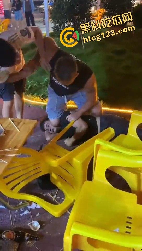 又菜又爱装！厦门夜市惨案：带妹口嗨被暴揍，健身男一脚踹飞小妹，烟头直接灭头上！  第6张