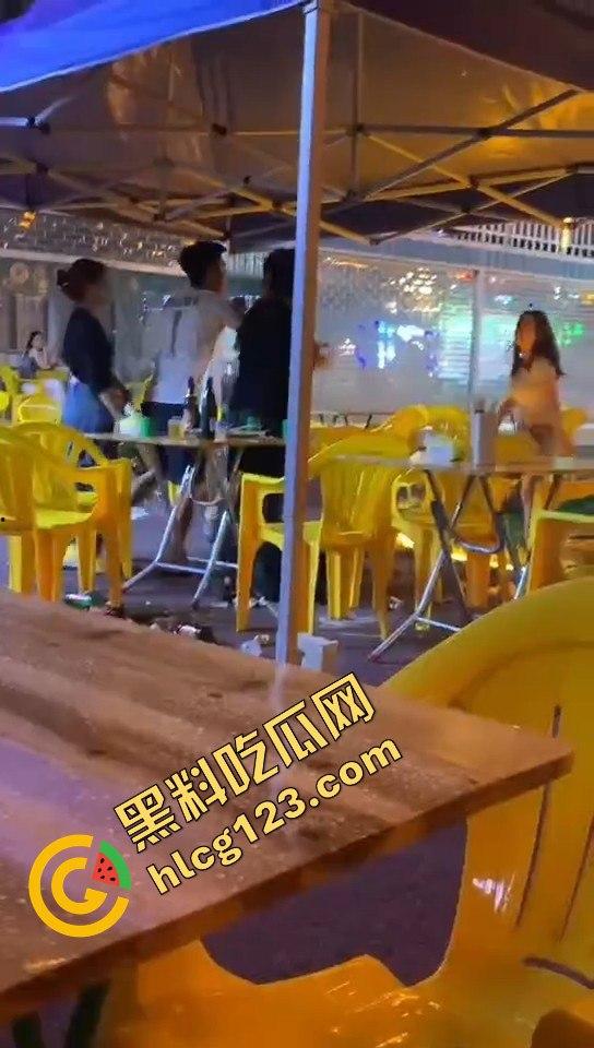 又菜又爱装！厦门夜市惨案：带妹口嗨被暴揍，健身男一脚踹飞小妹，烟头直接灭头上！  第7张