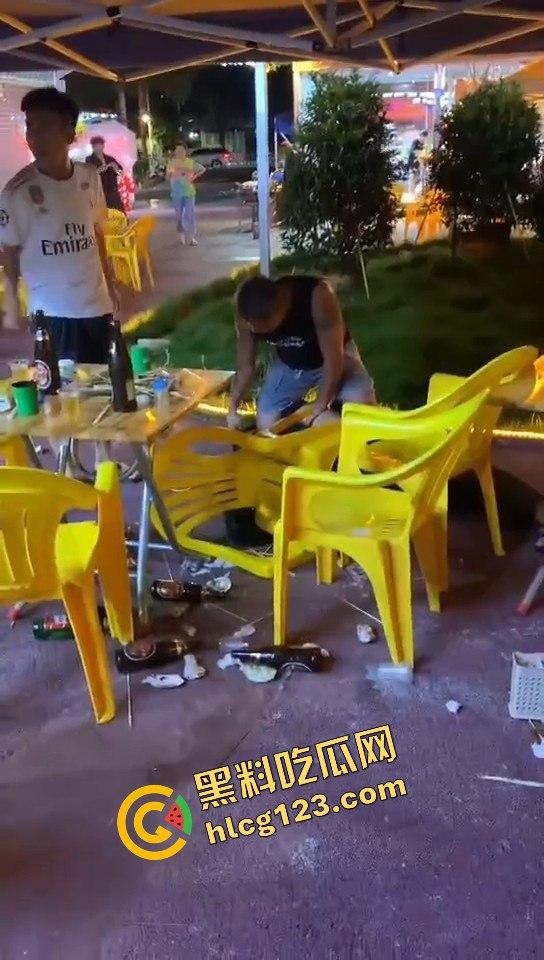 又菜又爱装！厦门夜市惨案：带妹口嗨被暴揍，健身男一脚踹飞小妹，烟头直接灭头上！  第8张