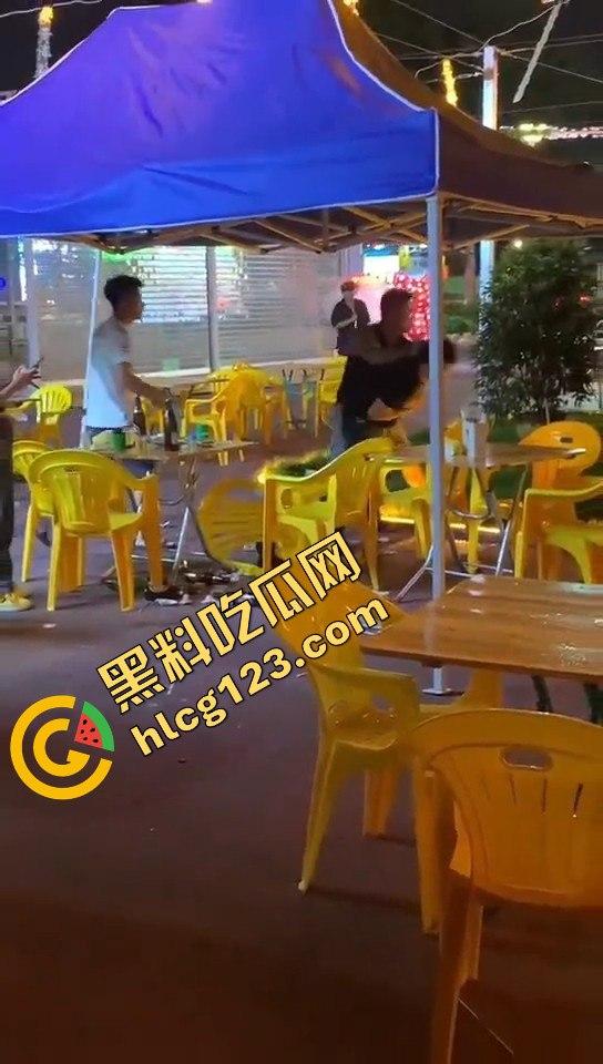 又菜又爱装！厦门夜市惨案：带妹口嗨被暴揍，健身男一脚踹飞小妹，烟头直接灭头上！  第9张