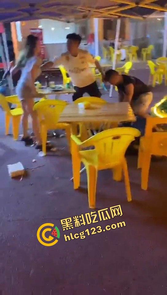 又菜又爱装！厦门夜市惨案：带妹口嗨被暴揍，健身男一脚踹飞小妹，烟头直接灭头上！  第10张
