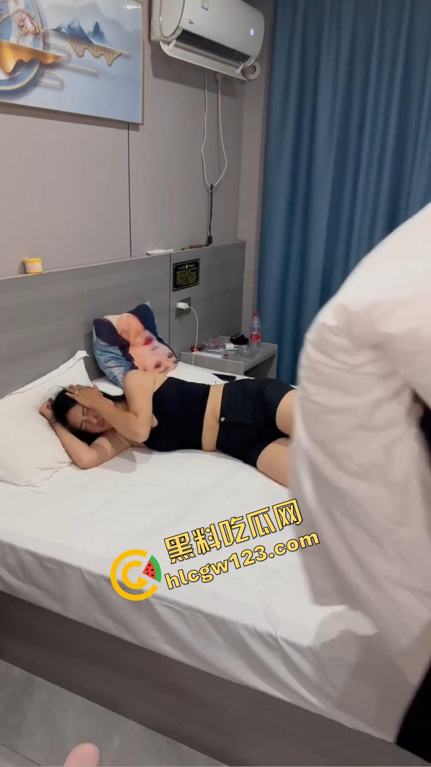 捉奸不敢动手？绿帽男带兄弟给奸夫站岗，穿红裤衩睡人女友，野男人奸气冲天娼光万丈！  第2张