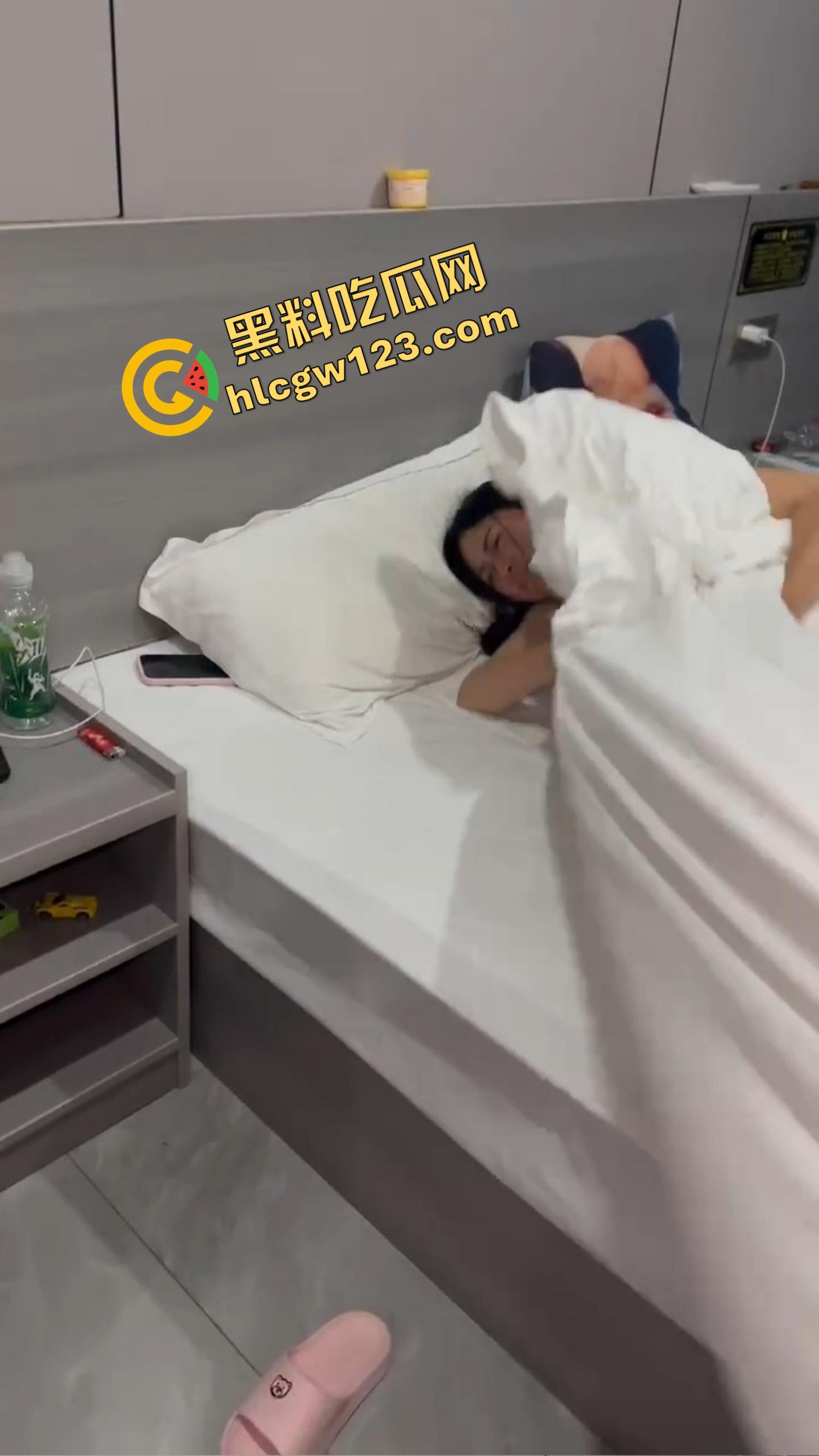 捉奸不敢动手？绿帽男带兄弟给奸夫站岗，穿红裤衩睡人女友，野男人奸气冲天娼光万丈！  第5张